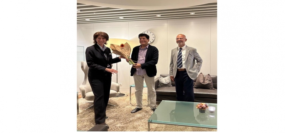 Ambassador Mridul Kumar received and welcomed Shri Piyush Goyal, Hon'ble Minister of Commerce and Industry at Zurich Airport